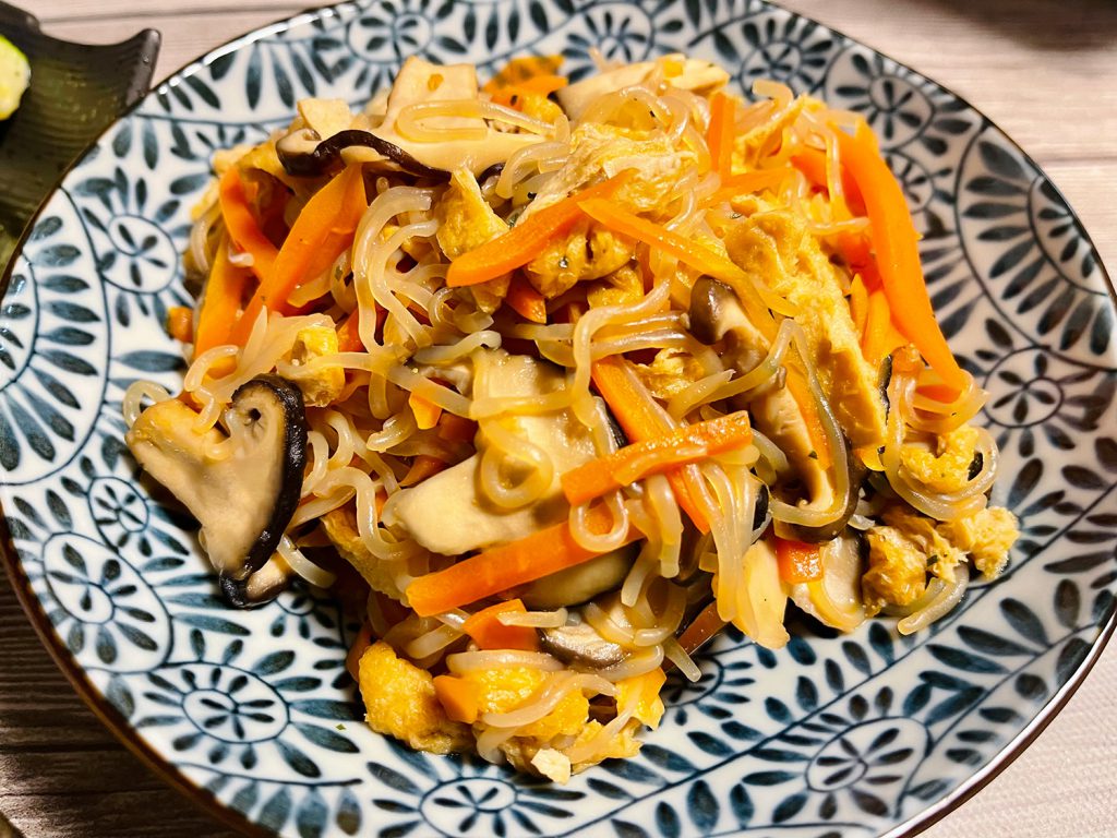 糖尿病　昼食　糸こんにゃくと油揚げと野菜の煮物